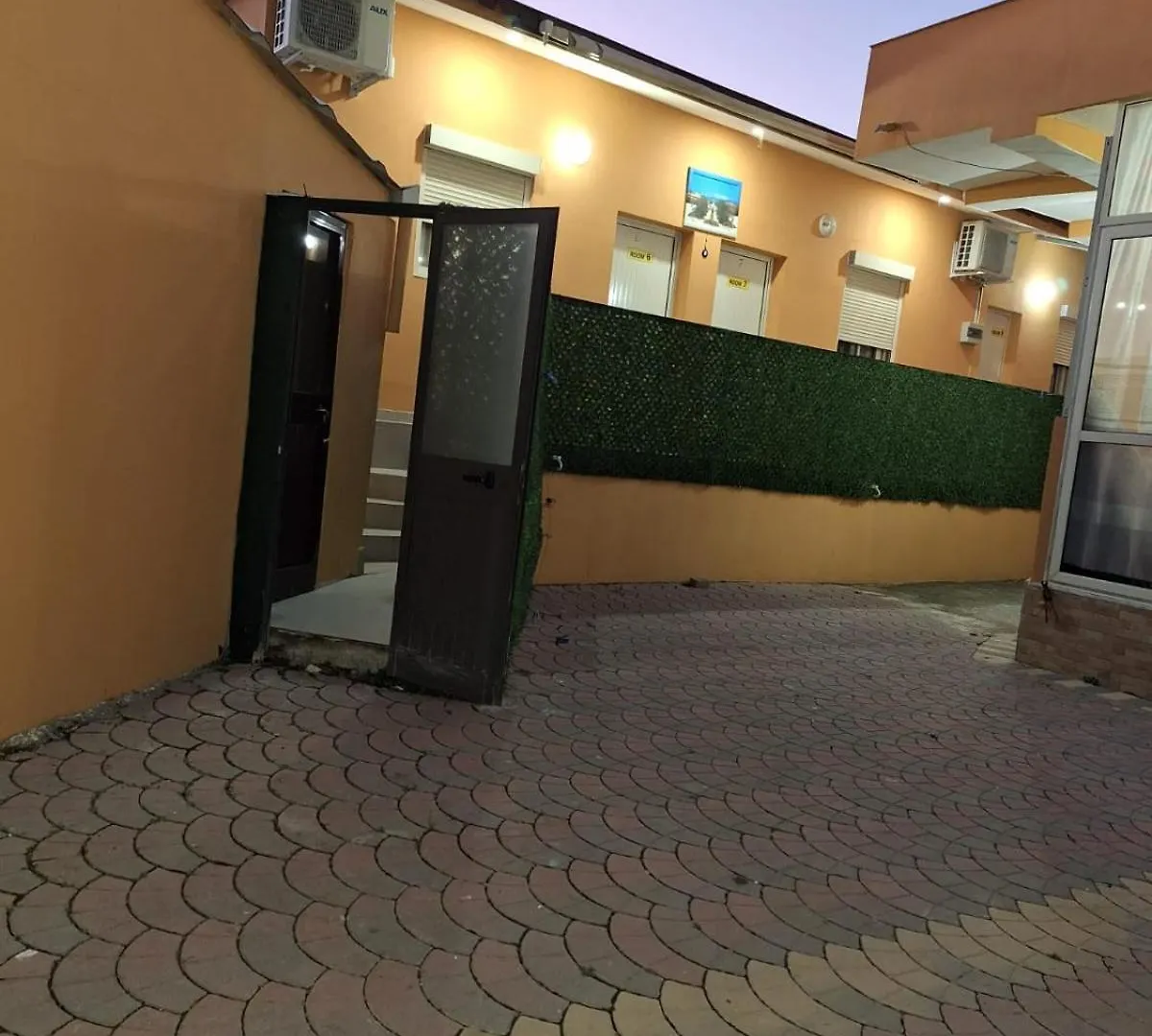 לינה וארוחת בוקר Maminas Hotel Sabi אלבניה